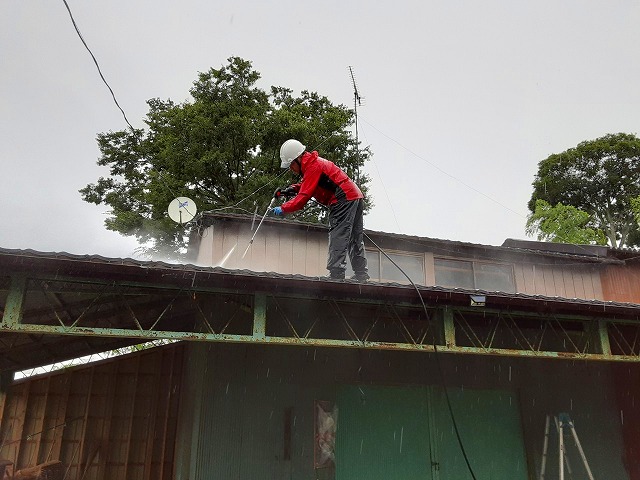 高圧洗浄している様子